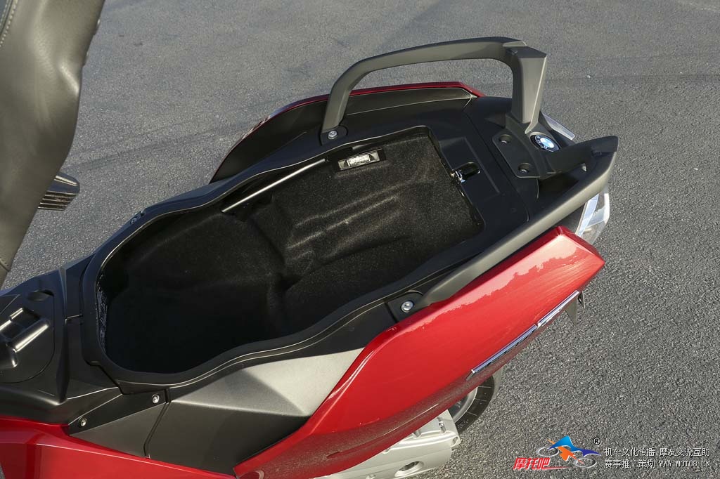 2013-bmw-c650-gt-23-underseat-storage.jpg