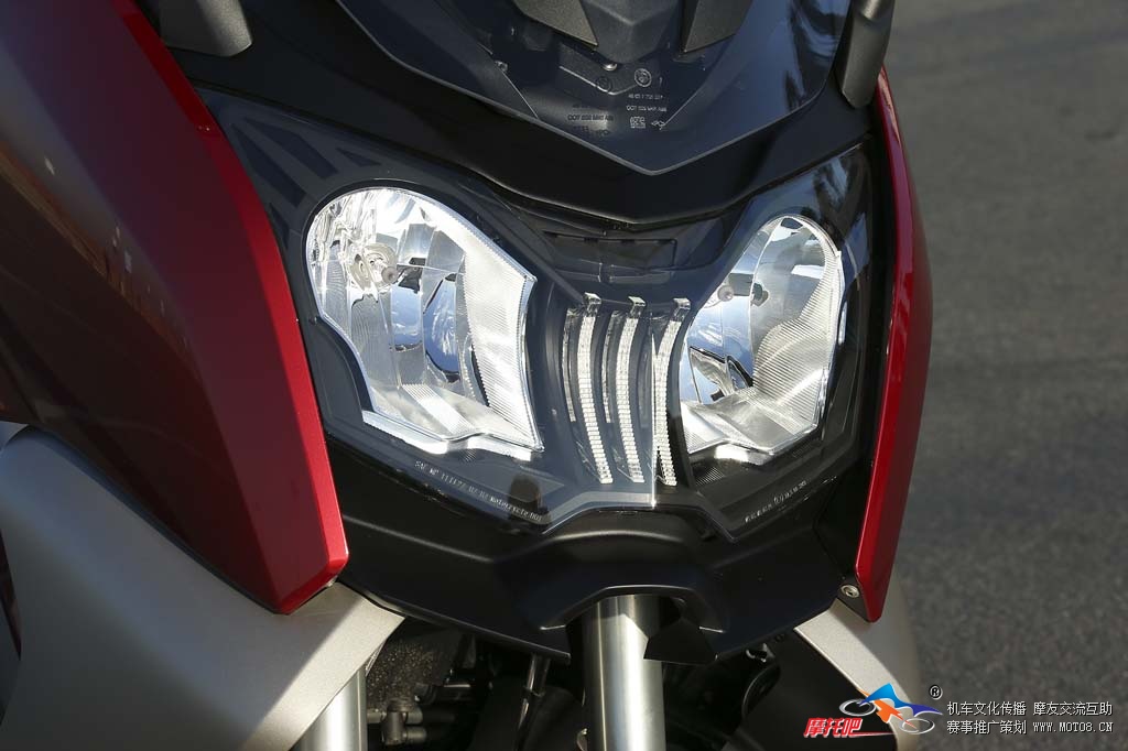 2013-bmw-c650-gt-26-headlight.jpg