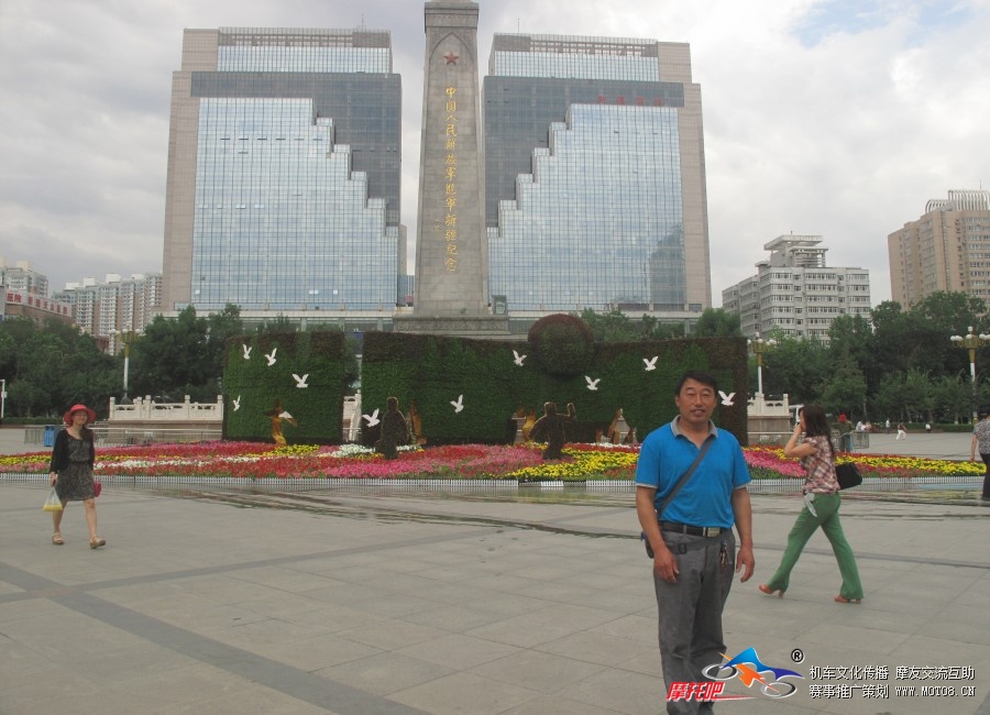 五哥在新疆人民广场