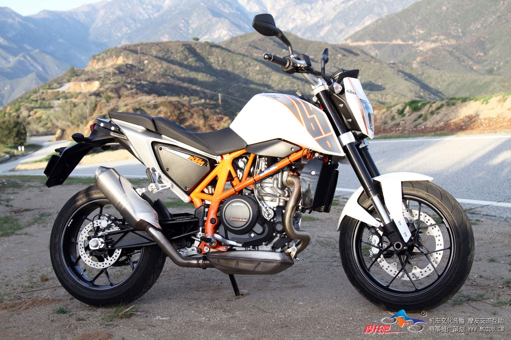 25-2013-ktm-690-duke-right-static.jpg