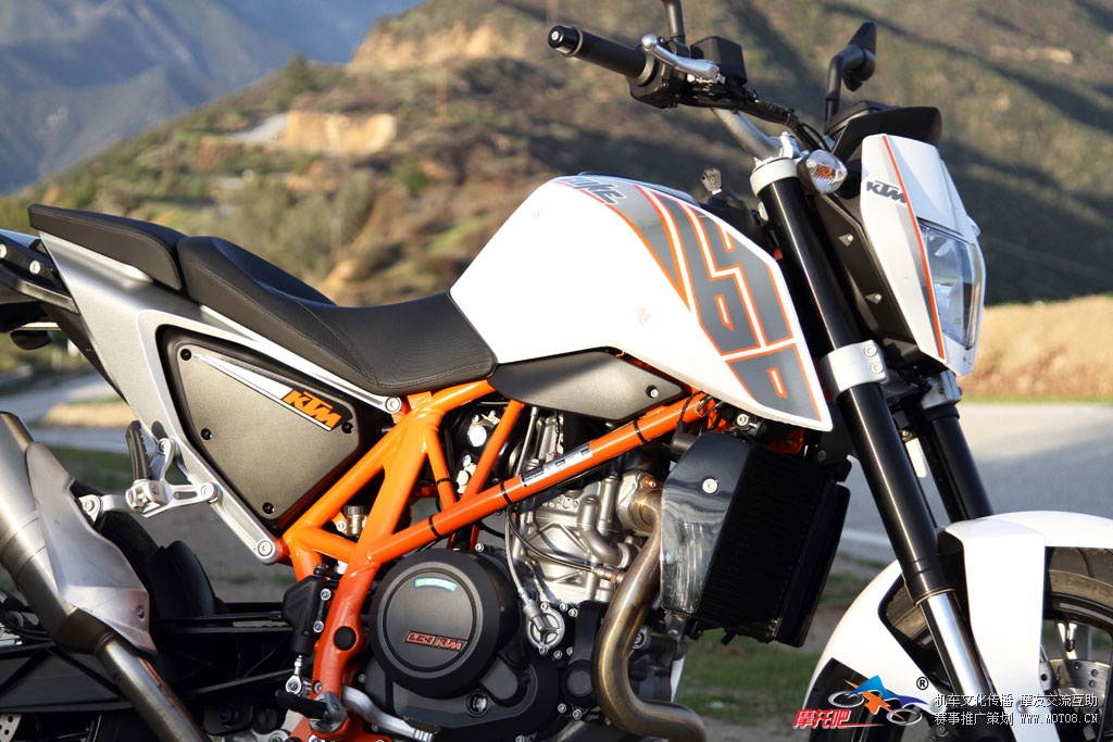 28-2013-ktm-690-duke-right-static-closeup.jpg