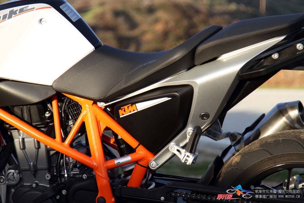 32-2013-ktm-690-duke-seat.jpg