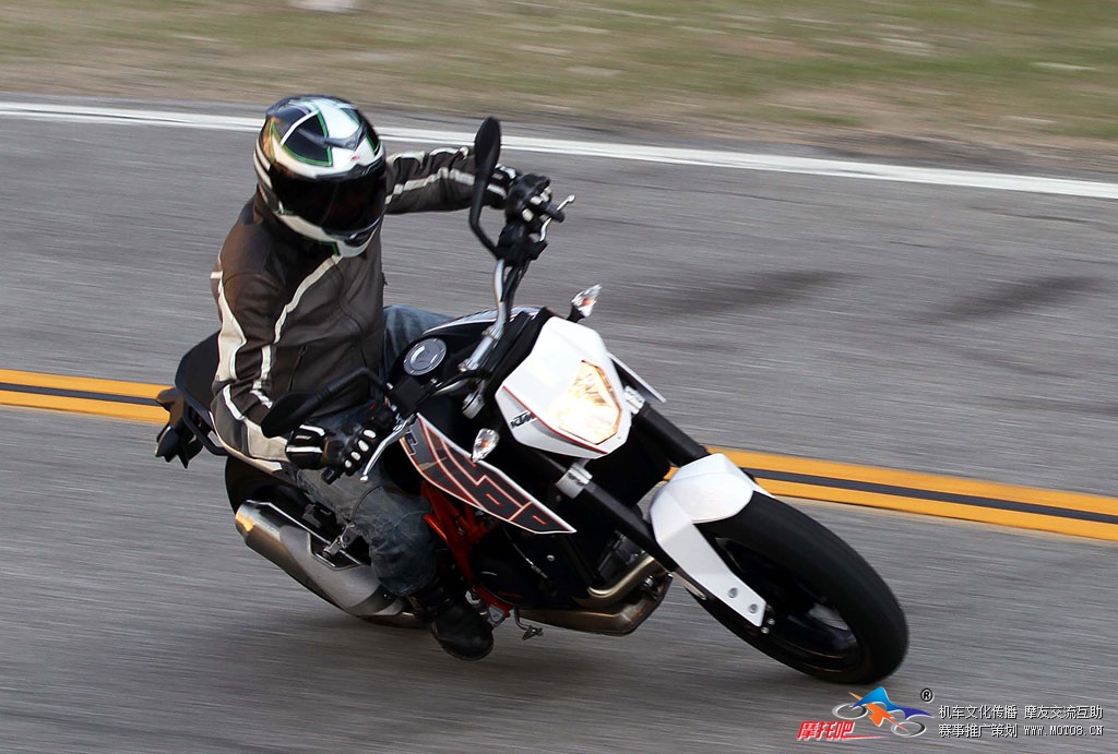 09-2013-ktm-690-duke-right-leaning.jpg