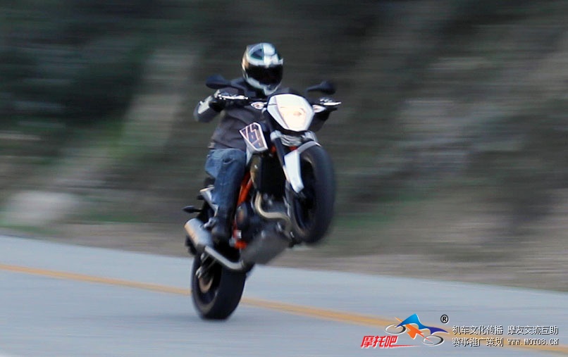 2013-KTM-690-Duke-Wheelie.jpg