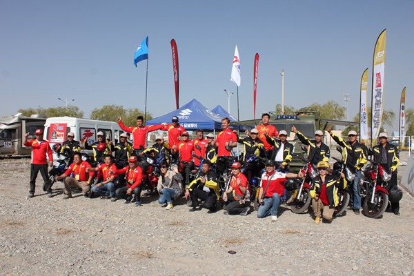2013年9月27日上午酒泉大营，金城车队队员与甘肃当地金城摩托车消费者合影.jpg