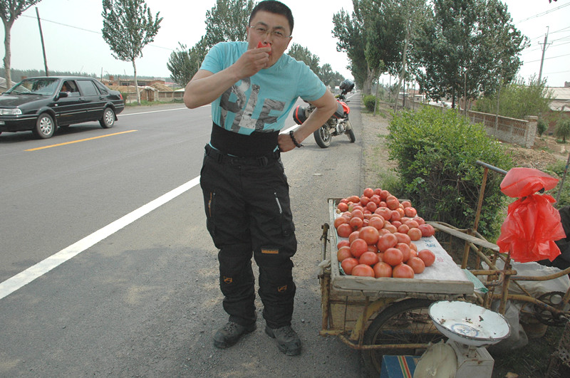 路边吃西红柿.jpg