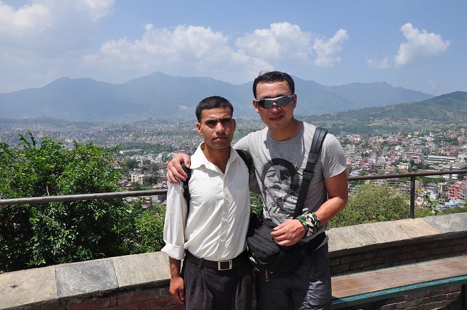 13我和尼泊尔警察.JPG