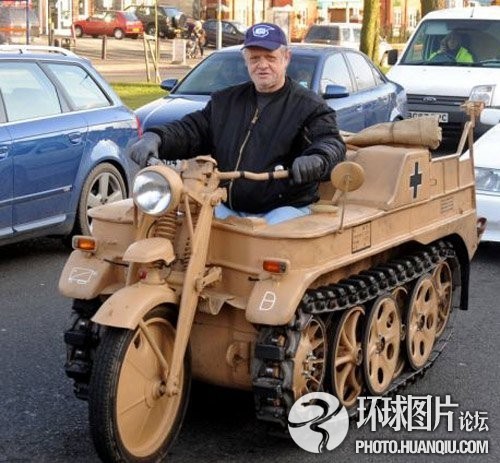 一位52岁的英国男子提姆·哈耶斯是夜班卡车司机，几年前在网上购买了一辆德国二战半履带式坦克装甲摩托车， ...