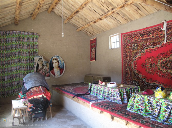 维吾尔族的传统院落，房间的墙上挂满了华丽的地毯。据说达坂城姑娘的原型康巴尔汗是有钱人家的小姐，后来与 ...